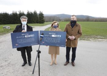 23.04.2021. Pępice. Przekazanie środków z Rządowego Funduszu Inwestycji Lokalnych. Na zdjęciu (od lewej): Krzysztof Słoń - senator PiS, Anna Krupka - wiceminister kultury, dziedzictwa narodowego i sportu i Michał Milcarz - zastępca wójta Mniowa / Jarosław Kubalski / Radio Kielce