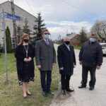 Małgorzata Gusta - członek zarządu powiatu włoszczowskiego, Dariusz Czechowski - starosta włoszczowski, Krzysztof Lipiec - poseł PiS, Adam Stepniewicz - sołtys Kurzelowa / Magdalena Galas-Klusek / Radio Kielce