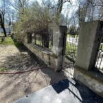 28.04.2021 Kielce. Furtka łącząca park miejski z Domem Środowisk Twórczych / Jarosław Kubalski / Radio Kielce