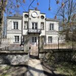 28.04.2021 Kielce. Furtka łącząca park miejski z Domem Środowisk Twórczych / Jarosław Kubalski / Radio Kielce