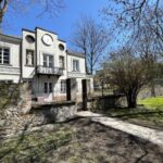 28.04.2021 Kielce. Furtka łącząca park miejski z Domem Środowisk Twórczych / Jarosław Kubalski / Radio Kielce