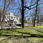 28.04.2021 Kielce. Furtka łącząca park miejski z Domem Środowisk Twórczych / Jarosław Kubalski / Radio Kielce