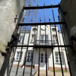 28.04.2021 Kielce. Furtka łącząca park miejski z Domem Środowisk Twórczych / Jarosław Kubalski / Radio Kielce