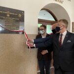 30.04.2021 Końskie. Uroczyste odsłonięcie tablicy poświęconej członkom rodziny Małachowskich. Na zdjęciu: Bartłomiej Orzeł – pełnimocnik Prezesa Rady Ministrów, Wojciech JAsnos-dyrektor LO nr 1, Grzegorz Piec-starosta konecki / Magdalena Galas-Klusek / Radio Kielce