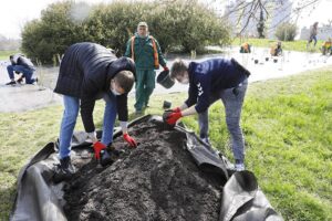 29.04.2021. Kielce. Piłkarze Łomży Vive Kielce i zieleń miejska sadzili krzewy w parku na Czarnowie / Jarosław Kubalski / Radio Kielce