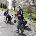 29.04.2021. Kielce. Piłkarze Łomży Vive Kielce i zieleń miejska sadzili krzewy w parku na Czarnowie / Jarosław Kubalski / Radio Kielce