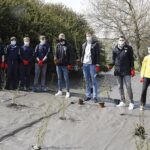 29.04.2021. Kielce. Piłkarze Łomży Vive Kielce i zieleń miejska sadzili krzewy w parku na Czarnowie / Jarosław Kubalski / Radio Kielce