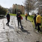 29.04.2021. Kielce. Piłkarze Łomży Vive Kielce i zieleń miejska sadzili krzewy w parku na Czarnowie / Jarosław Kubalski / Radio Kielce
