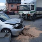 19.04.2021. Morawica. Zderzenie samochodu ciężarowego i osobowej mazdy / KMP Kielce