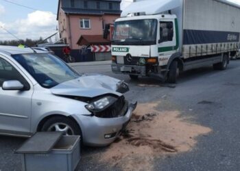 19.04.2021. Morawica. Zderzenie samochodu ciężarowego i osobowej mazdy / KMP Kielce