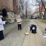 03.04.2021. Sandomierz. Święcenie pokarmów przy bazylice katedralnej Narodzenia NMP w Sandomierzu. Na zdjęciu (po lewej): bp Krzysztof Nitkiewicz - ordynariusz diecezji sandomierskiej / Grażyna Szlęzak-Wójcik / Radio Kielce