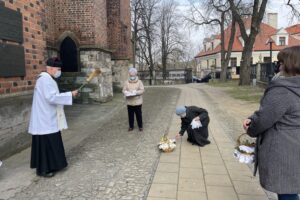 03.04.2021. Sandomierz. Święcenie pokarmów przy bazylice katedralnej Narodzenia NMP w Sandomierzu. Na zdjęciu (po lewej): bp Krzysztof Nitkiewicz - ordynariusz diecezji sandomierskiej / Grażyna Szlęzak-Wójcik / Radio Kielce