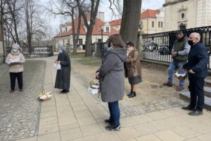 03.04.2021. Sandomierz. Święcenie pokarmów przy bazylice katedralnej Narodzenia NMP w Sandomierzu / Grażyna Szlęzak-Wójcik / Radio Kielce