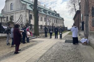 03.04.2021. Sandomierz. Święcenie pokarmów przy bazylice katedralnej Narodzenia NMP w Sandomierzu / Grażyna Szlęzak-Wójcik / Radio Kielce