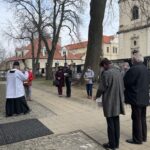 03.04.2021. Sandomierz. Święcenie pokarmów przy bazylice katedralnej Narodzenia NMP w Sandomierzu / Grażyna Szlęzak-Wójcik / Radio Kielce
