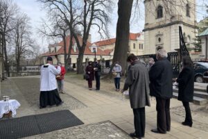 03.04.2021. Sandomierz. Święcenie pokarmów przy bazylice katedralnej Narodzenia NMP w Sandomierzu / Grażyna Szlęzak-Wójcik / Radio Kielce