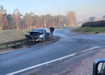 24.04.2021. Cedzyna. Kolizja na rondzie / słuchacz Radia Kielce