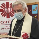 03.04.2021. Sandomierz. Świąteczna pomoc od Caritas Diecezji Sandomierskiej. Na zdjęciu: bp Krzysztof Nitkiewicz - ordynariusz diecezji sandomierskiej / Grażyna Szlęzak-Wójcik / Radio Kielce