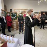 03.04.2021. Sandomierz. Świąteczna pomoc od Caritas Diecezji Sandomierskiej. Na zdjęciu (w środku): bp Krzysztof Nitkiewicz - ordynariusz diecezji sandomierskiej / Grażyna Szlęzak-Wójcik / Radio Kielce