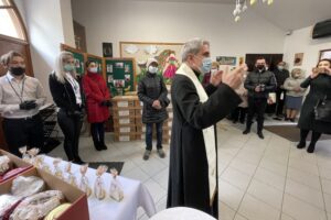 03.04.2021. Sandomierz. Świąteczna pomoc od Caritas Diecezji Sandomierskiej. Na zdjęciu (w środku): bp Krzysztof Nitkiewicz - ordynariusz diecezji sandomierskiej / Grażyna Szlęzak-Wójcik / Radio Kielce