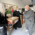 03.04.2021. Sandomierz. Świąteczna pomoc od Caritas Diecezji Sandomierskiej. Na zdjęciu (w środku): ks. Bogusław Pitucha - dyrektor Caritas Diecezji Sandomierskiej / Grażyna Szlęzak-Wójcik / Radio Kielce