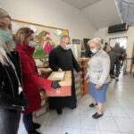 03.04.2021. Sandomierz. Świąteczna pomoc od Caritas Diecezji Sandomierskiej. Na zdjęciu (w środku): ks. Bogusław Pitucha - dyrektor Caritas Diecezji Sandomierskiej / Grażyna Szlęzak-Wójcik / Radio Kielce