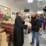 03.04.2021. Sandomierz. Świąteczna pomoc od Caritas Diecezji Sandomierskiej. Na zdjęciu (po lewej): ks. Bogusław Pitucha - dyrektor Caritas Diecezji Sandomierskiej / Grażyna Szlęzak-Wójcik / Radio Kielce