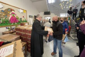 03.04.2021. Sandomierz. Świąteczna pomoc od Caritas Diecezji Sandomierskiej. Na zdjęciu (po lewej): ks. Bogusław Pitucha - dyrektor Caritas Diecezji Sandomierskiej / Grażyna Szlęzak-Wójcik / Radio Kielce