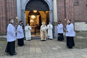 04.04.2021. Sandomierz. Bazylika katedralna. Msza rezurekcyjna. Na zdjęciu: Krzysztof Nitkiewicz - biskup sandomierski / Grażyna Szlęzak-Wójcik / Radio Kielce