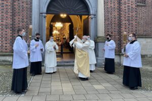 04.04.2021. Sandomierz. Bazylika katedralna. Msza rezurekcyjna. Na zdjęciu: Krzysztof Nitkiewicz - biskup sandomierski / Grażyna Szlęzak-Wójcik / Radio Kielce