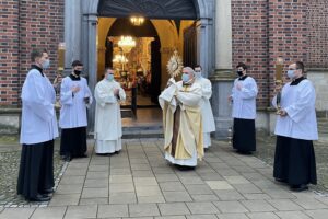 04.04.2021. Sandomierz. Bazylika katedralna. Msza rezurekcyjna. Na zdjęciu: Krzysztof Nitkiewicz - biskup sandomierski / Grażyna Szlęzak-Wójcik / Radio Kielce