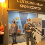 08.04.2021. Starachowice. Otwarcie punktu obsługi klienta Centrum Usług Społecznych. Na zdjęciu (od lewej): Aneta Gołębska - wicedyrektor Centrum Usług Społecznych, Piotr Ambroszczyk - dyrektor Centrum Usług Społecznych i Marek Materek - prezydent Starachowic / Anna Głąb / Radio Kielce