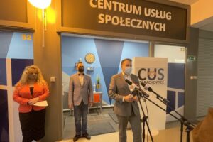 08.04.2021. Starachowice. Otwarcie punktu obsługi klienta Centrum Usług Społecznych. Na zdjęciu (od lewej): Aneta Gołębska - wicedyrektor Centrum Usług Społecznych, Piotr Ambroszczyk - dyrektor Centrum Usług Społecznych i Marek Materek - prezydent Starachowic / Anna Głąb / Radio Kielce