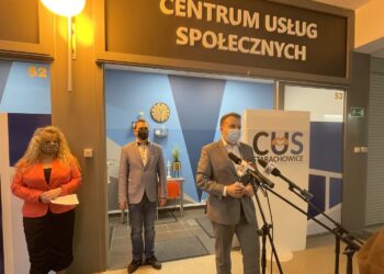 08.04.2021. Starachowice. Otwarcie punktu obsługi klienta Centrum Usług Społecznych. Na zdjęciu (od lewej): Aneta Gołębska - wicedyrektor Centrum Usług Społecznych, Piotr Ambroszczyk - dyrektor Centrum Usług Społecznych i Marek Materek - prezydent Starachowic / Anna Głąb / Radio Kielce