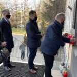 10.04.2021. Sandomierz. Obchody 11. rocznicy katastrofy smoleńskiej. Na zdjęciu (od lewej): Aneta Lipczyńska -   Urząd Marszałkowski Województwa Świętokrzyskiego, Marek Strugała - miejski radny, Jacek Toś - dyrektor oddziału regionalnego KOWR w Kielcach, Krzysztof Szatan - przewodniczący klubu PiS w Radzie Miasta Sandomierza / Grażyna Szlęzak-Wójcik / Radio Kielce