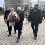 10.04.2021. Starachowice. Obchody 11. rocznicy katastrofy smoleńskiej. Na zdjęciu (od lewej): Andrzej Pruś - przewodniczący sejmiku województwa świętokrzyskiego, radna Danuta Krępa, poseł Krzysztof Lipiec, Jan Zawisza - przewodniczący rady gminy w Mircu / Anna Głąb / Radio Kielce