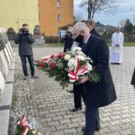 10.04.2021. Starachowice. Obchody 11. rocznicy katastrofy smoleńskiej. Na zdjęciu (od lewej): poseł Krzysztof Lipie i Jan Zawisza - przewodniczący rady gminy w Mircu / Anna Głąb / Radio Kielce