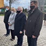 10.04.2021. Starachowice. Obchody 11. rocznicy katastrofy smoleńskiej. Na zdjęciu (od lewej): Andrzej Pruś - przewodniczący sejmiku województwa świętokrzyskiego, radna Danuta Krępa, poseł Krzysztof Lipiec, Jan Zawisza - przewodniczący rady gminy w Mircu / Anna Głąb / Radio Kielce