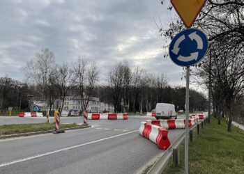12.04.2021. Skarżysko-Kamienna. Tymczasowe rondo na skrzyżowaniu ulic Legionów i Ekonomii / Anna Głąb / Radio Kielce
