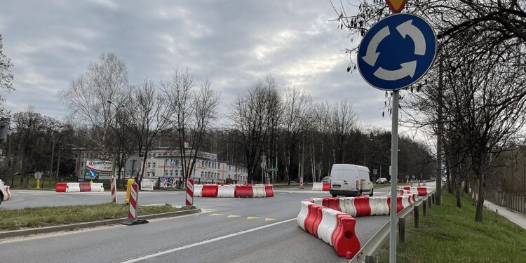 12.04.2021. Skarżysko-Kamienna. Tymczasowe rondo na skrzyżowaniu ulic Legionów i Ekonomii / Anna Głąb / Radio Kielce