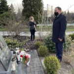 10.04.2021. Sandomierz. Obchody 11. rocznicy katastrofy smoleńskiej. Na zdjęciu: poseł Marek Kwitek przy tablicy ku czci ofiar Katynia i katastrofy smoleńskiej / Grażyna Szlęzak-Wójcik / Radio Kielce