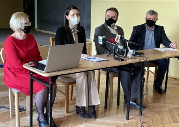 12.04.2021 Starachowice, Konferencja ws. utworzenia klasy dwujęzycznej w Szkole Podstawowej nr11. Na zdjęciu (od lewej): Agnieszka Pachocka - wicedyrektor szkoły, Aneta Nasternak - wiceprezydent Starachowic, Marek Materek - prezydent Starachowic i Krzysztof Rokita - dyrektor szkoły / Anna Głąb / Radio Kielce