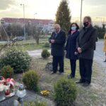 10.04.2021. Sandomierz. Obchody 11. rocznicy katastrofy smoleńskiej. Na zdjęciu (od lewej): Jan Mączka, Anna Glibowska, Waldemar Maruszczak - radni powiatu sandomierskiego z PiS / Grażyna Szlęzak-Wójcik / Radio Kielce