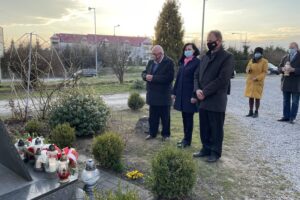 10.04.2021. Sandomierz. Obchody 11. rocznicy katastrofy smoleńskiej. Na zdjęciu (od lewej): Jan Mączka, Anna Glibowska, Waldemar Maruszczak - radni powiatu sandomierskiego z PiS / Grażyna Szlęzak-Wójcik / Radio Kielce