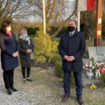 10.04.2021. Sandomierz. Obchody 11. rocznicy katastrofy smoleńskiej. Na zdjęciu (z prawej): poseł Marek Kwitek przemawia przy tablicy katyńsko- smoleńskiej / Grażyna Szlęzak-Wójcik / Radio Kielce