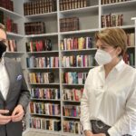 15.04.2021 Starachowice. Odnowiona czytelnia Miejskiej Biblioteki Publicznej. Na zdjęciu (od lewej): Marek Materek – prezydent Starachowic i Jolanta Sopińska - dyrektor MBP / Anna Głąb / Radio Kielce