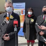 19.04.2021. Ostrowiec Świętokrzyski. Konferencja na temat finansowania budowy lądowiska przy szpitalu z RFIL. Na zdjęciu (od lewej): Jarosław Rusiecki - senator PiS, Marzena Dębniak - starosta ostrowiecki, Andrzej Kryj - poseł PiS / Anna Głąb / Radio Kielce