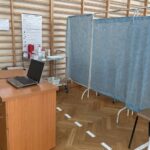 21.04.2021. Ostrowiec Świętokrzyski. Punkt szczepień powszechnych w Centrum Kształcenia Ustawicznego / Anna Głąb / Radio Kielce