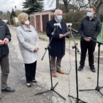 22.09.2021. Starachowice. Konferencja nt. rządowego Funduszu Rozwoju Dróg. Na zdjęciu (od lewej):  Jan Zawisza - przewodniczący rady gminy w Mircu, radna Danuta Krępa, poseł Krzysztof Lipiec, Marek Materek - prezydent Starachowiec, radny Tomasz Andrzejewski / Anna Głąb / Radio Kielce