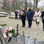 13.04.2021. Sandomierz. Obchody 81. rocznicy zbrodni katyńskiej. Złożenie kwiatów przy mogile katyńskiej i wołyńskiej. Na zdjęciu (od lewej): Janusz Stasiak - zastępca burmistrza Sandomierza, Wojciech Czerwiec - przewodniczący rady miasta, Kazimierza Bednarska - radna, Andrzej Bolewski - radny / Grażyna Szlęzak-Wójcik / Radio Kielce
